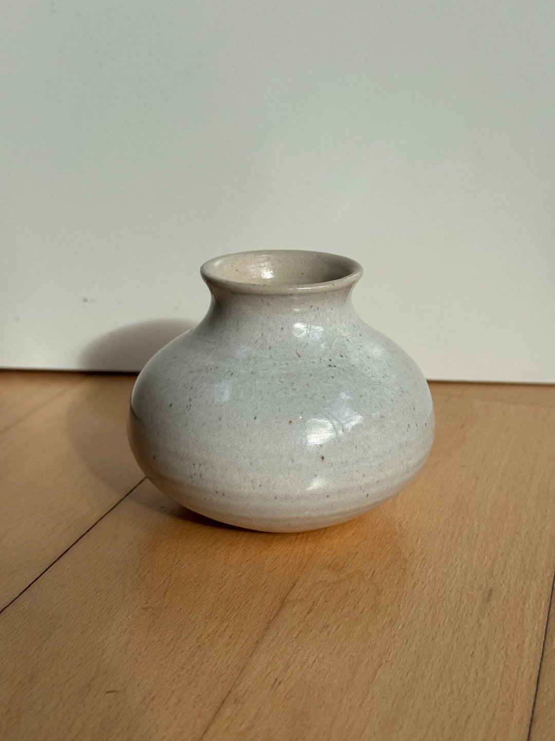 Bud vase, pearly white