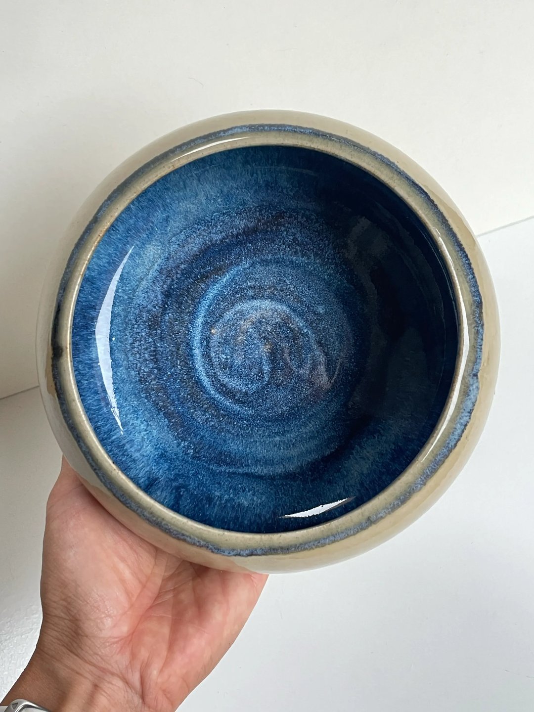 Round bowl, oatmeal outside, galaxy blue inside, view 3