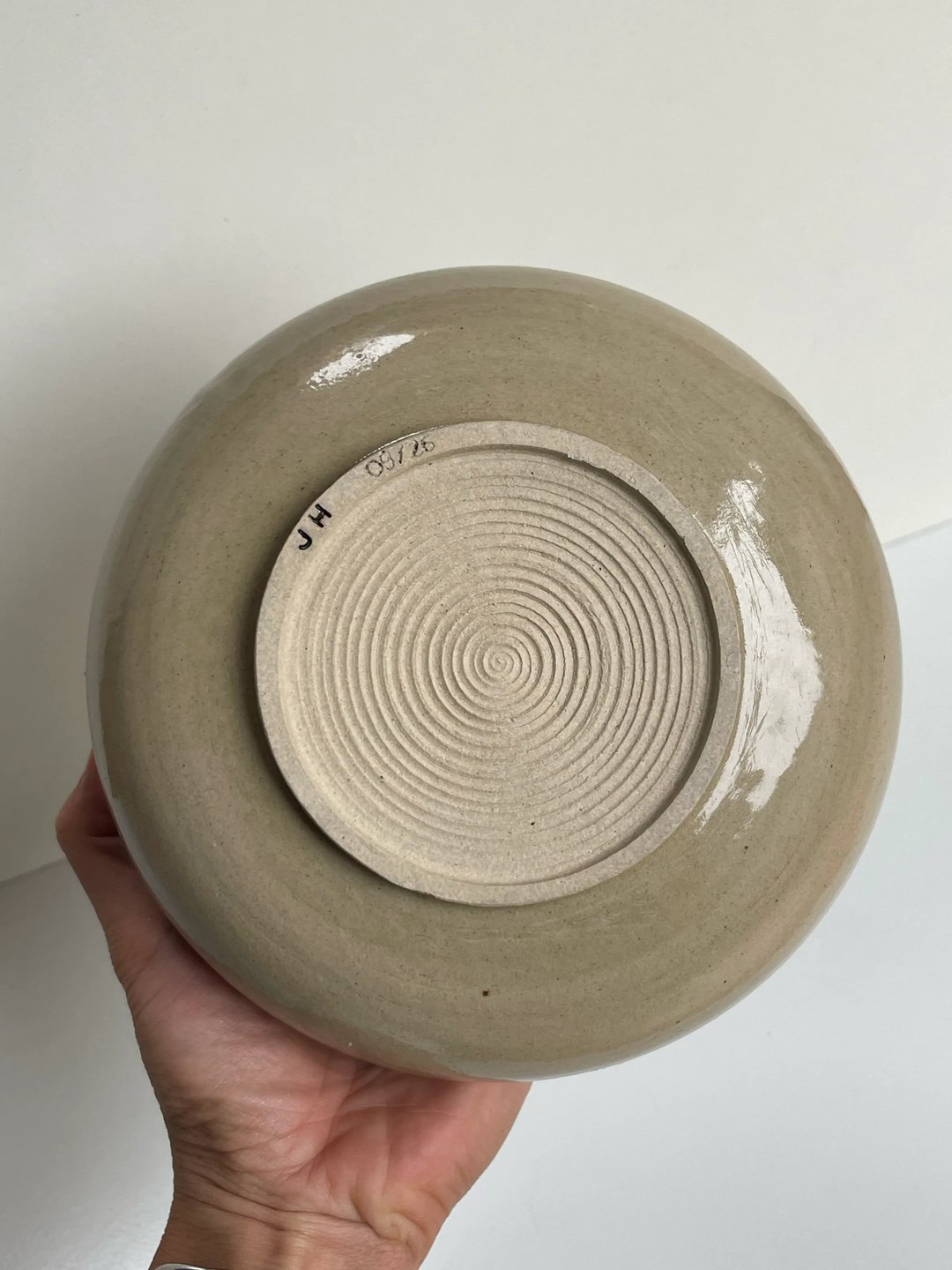 Round bowl, oatmeal outside, galaxy blue inside, view 2